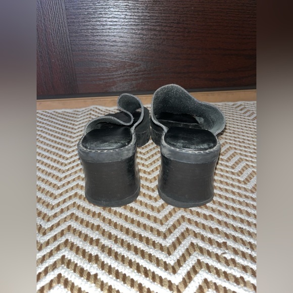 MIA sz 7.5 black lug sole sandals in great condition - Picture 3 of 4